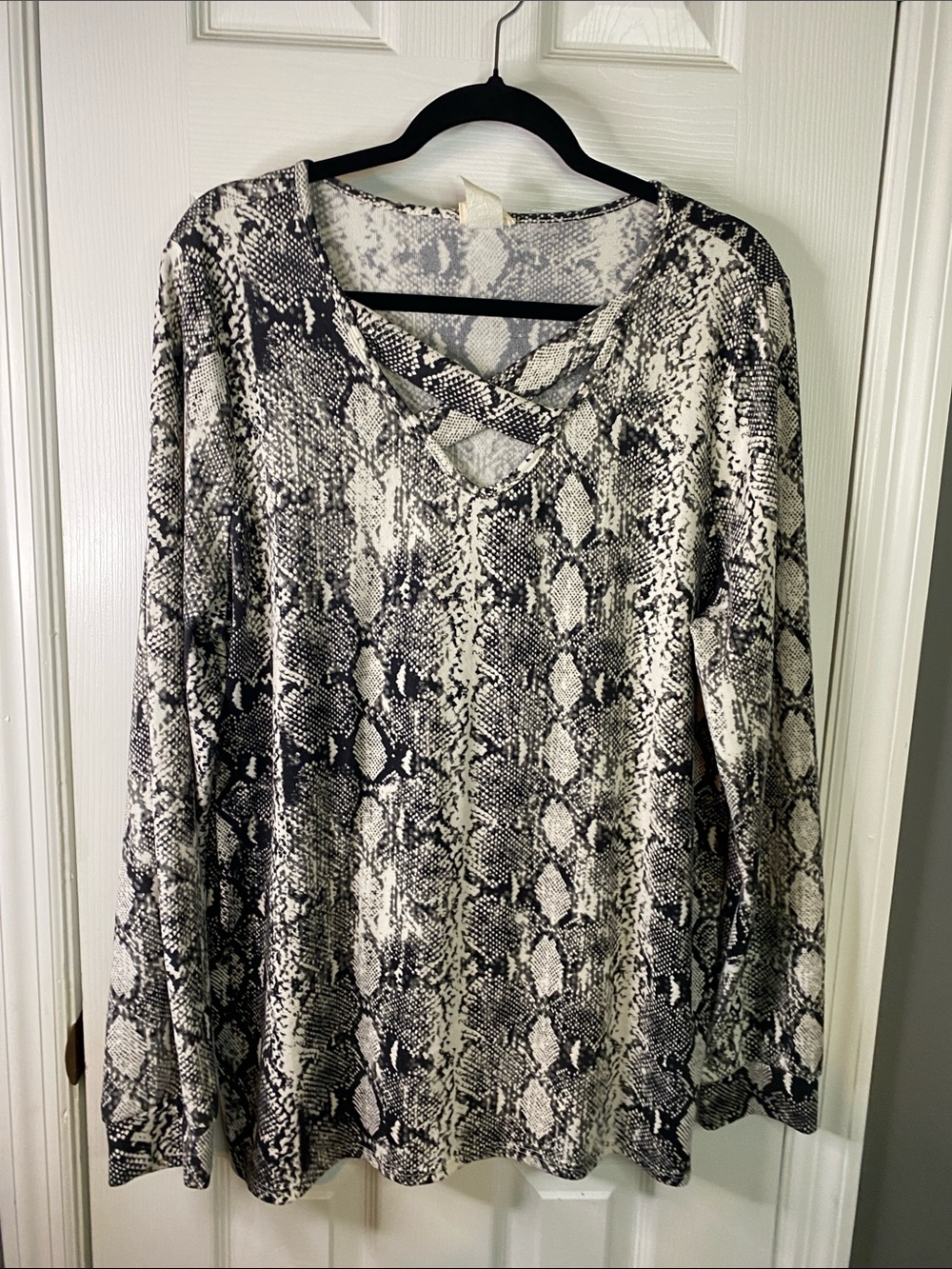 BiBi Black & White Snake Print Crisscross V-Neck Long Sleeve Top SizeXLarge.